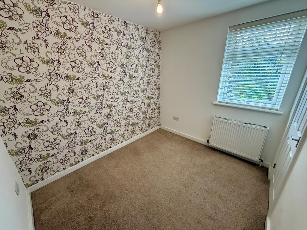 Lot: 140 - VACANT THREE-BEDROOM HOUSE - Bedroom three